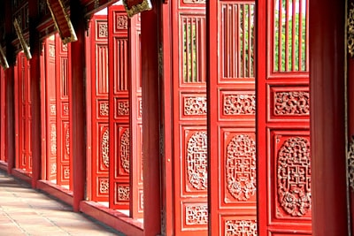 红色的木门走廊
